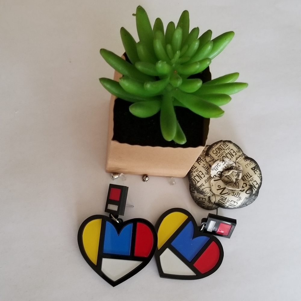 Retro style heart earrings 😍💙❤💛